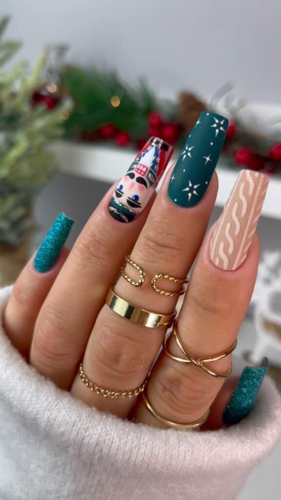 Cute-Green-Christmas-Nails-Art