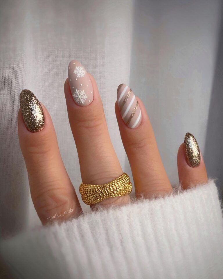 Delicate-Xmas-Nails