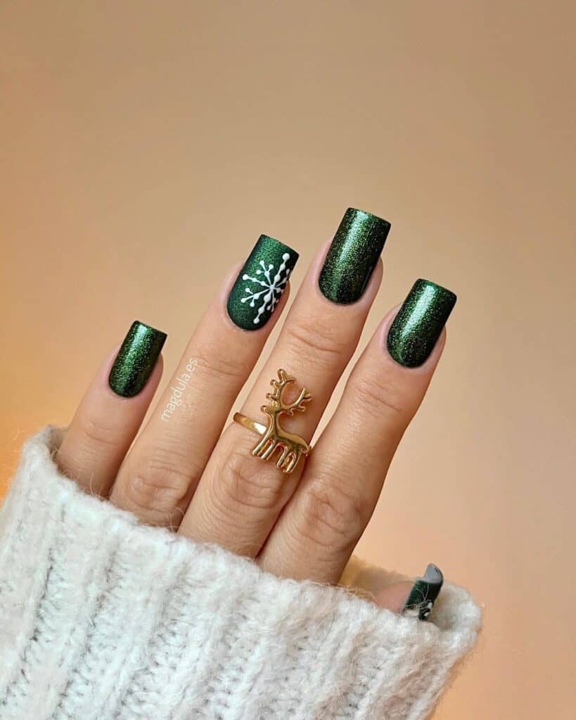 Glittery-Short-Green-Christmas-Nails