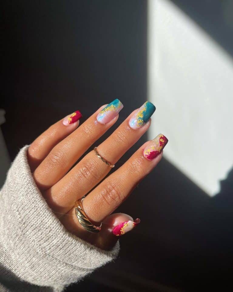 Gold-Christmas-Flakes-Nails