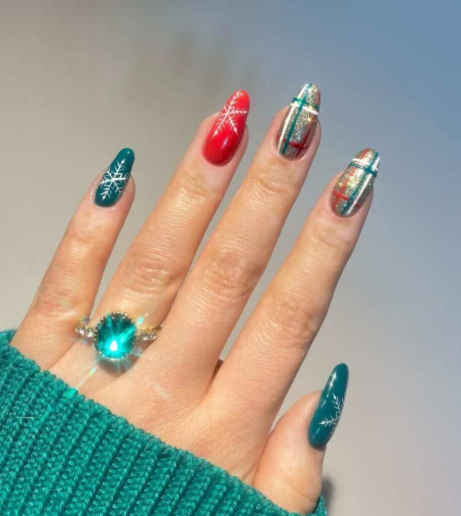 Green-Plaids-Christmas-Nail-Design