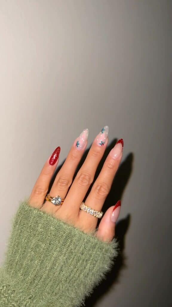 Mistletoe-Christmas-Nail-Designs
