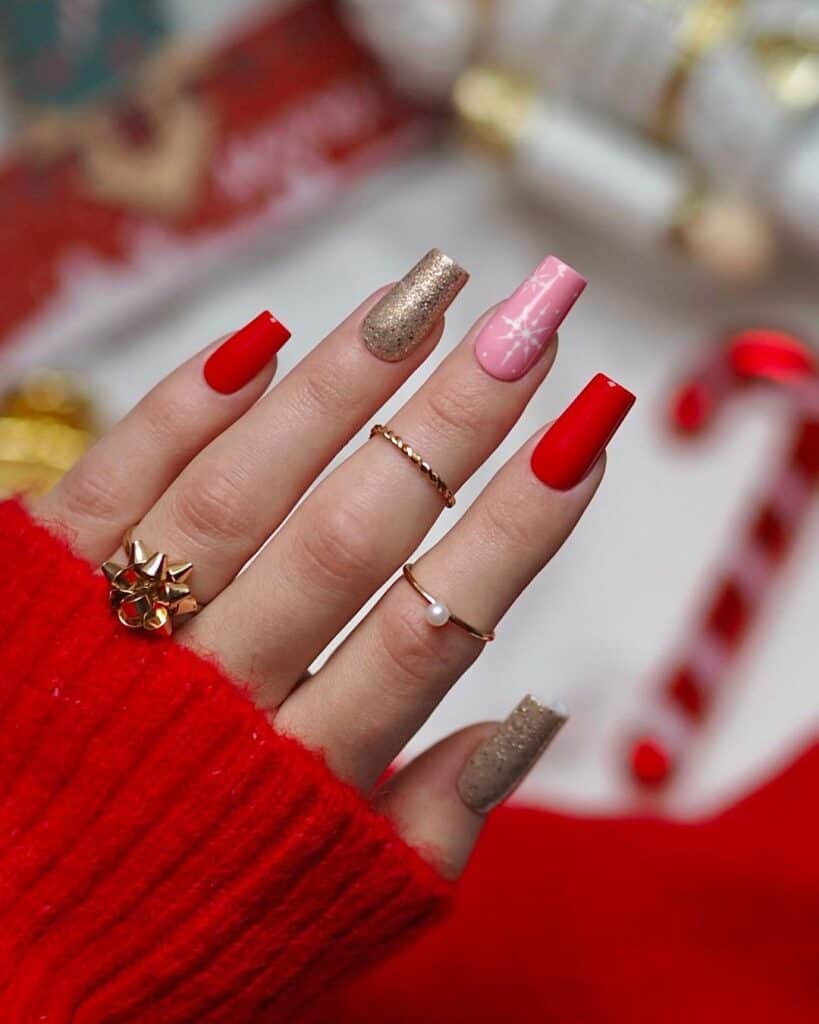 Red-and-Gold-Christmas-Nail-Designs