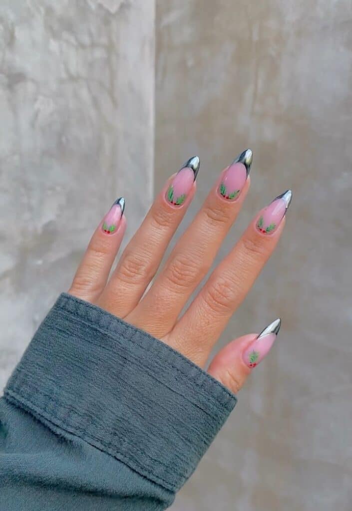 Silver-Tips-and-Mistletoe-Cuffs-Nails
