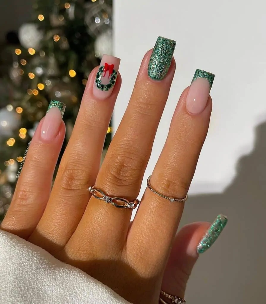 Green-Glitter-Christmas-Wreath-Nails