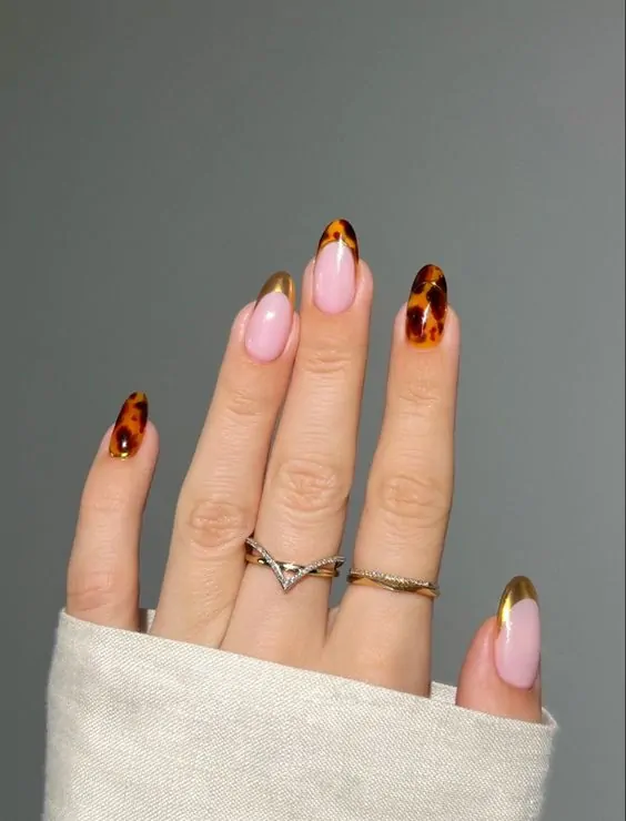 Tortoiseshell-and-Gold-Embellishment-Nails